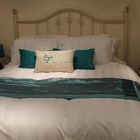 We Three Loggerheads Hotel Gwernymynydd Eksteriør billede