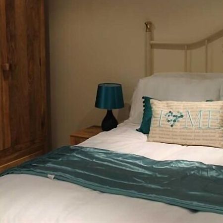We Three Loggerheads Hotel Gwernymynydd Eksteriør billede
