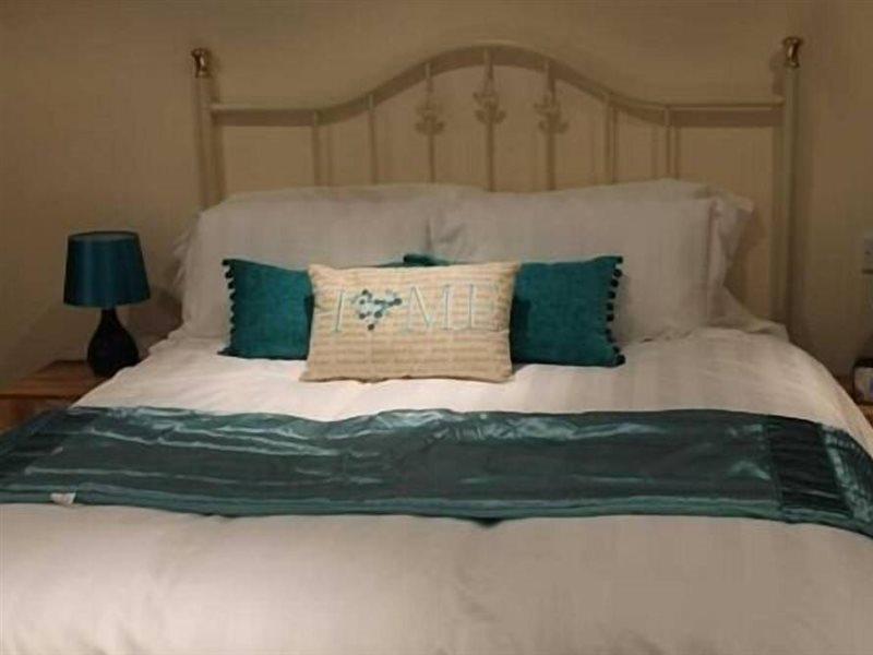 We Three Loggerheads Hotel Gwernymynydd Eksteriør billede