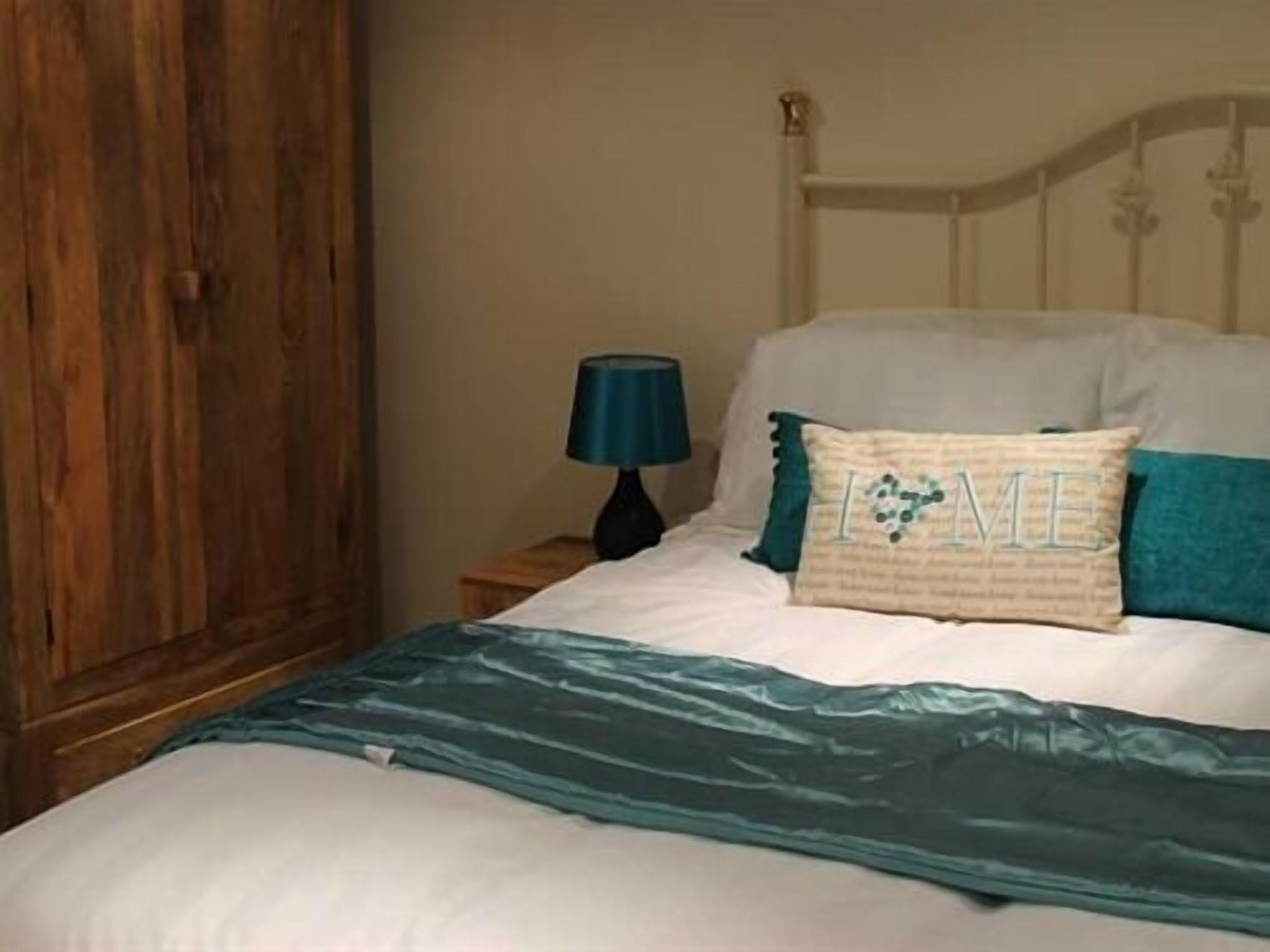 We Three Loggerheads Hotel Gwernymynydd Eksteriør billede