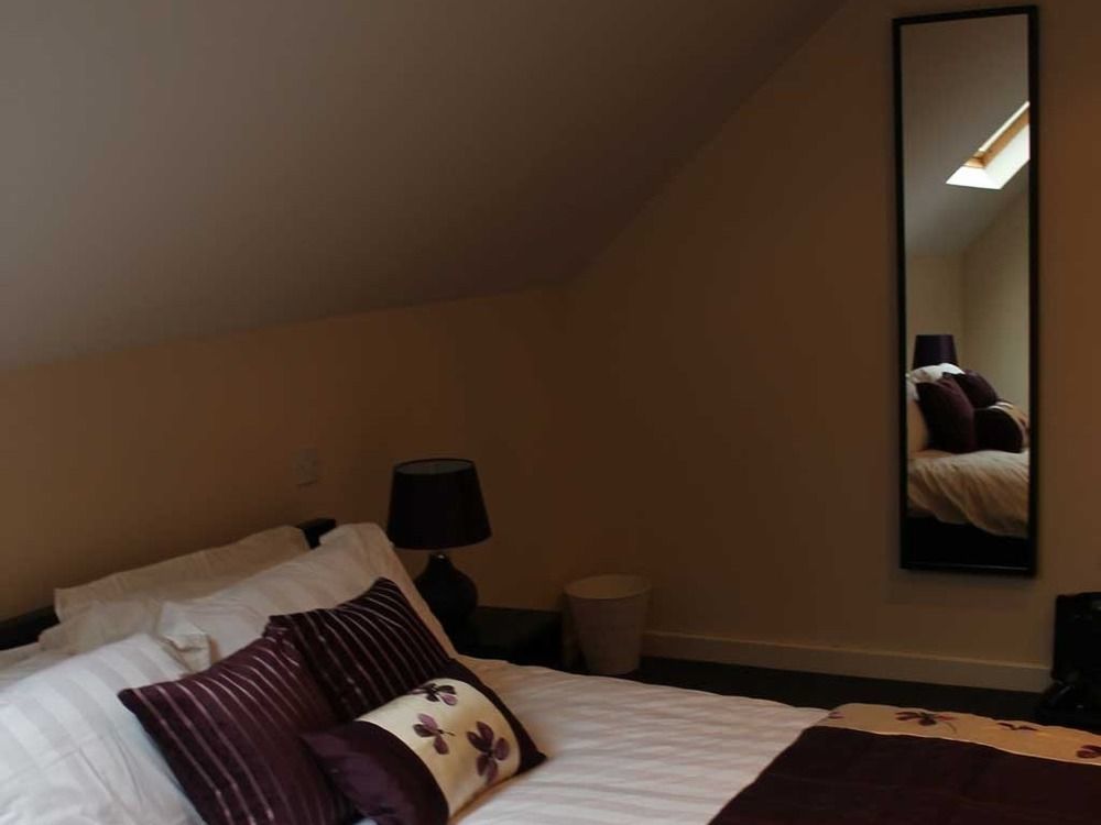 We Three Loggerheads Hotel Gwernymynydd Eksteriør billede